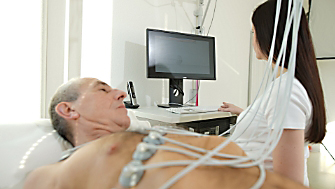 Patient beim Ruhe EKG