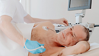 Patient bei einer Ultraschalluntersuchung des Herzens