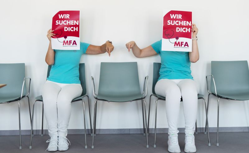 Team der Herzpraxis Magdeburg mit einem Plakat „Wir suchen dich – MFA“ für neue medizinische Fachangestellte.