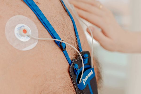 Anbringen von Elektroden für ein Langzeit-EKG zur Herzüberwachung in der Herzpraxis Magdeburg.