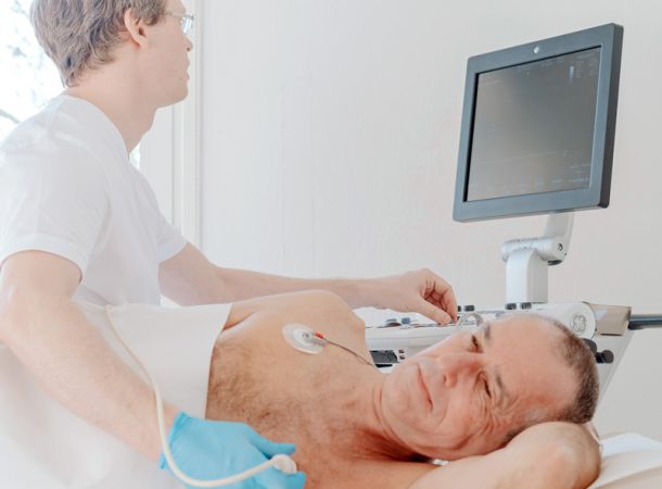 Arzt führt bei einem Patienten eine Ultraschalluntersuchung des Herzens in der Herzpraxis Magdeburg durch.