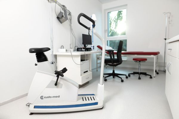 Ergometer für Belastungs-EKG in einem modernen Untersuchungsraum der Herzpraxis Magdeburg.