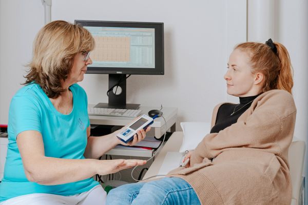 Medizinische Fachangestellte erklärt einer Patientin die Erstellung eines CRTs in der Herzpraxis Magdeburg.