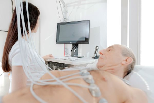 Medizinische Fachkraft überwacht EKG-Messung eines Patienten zur Herzdiagnostik in der Herzpraxis Magdeburg.