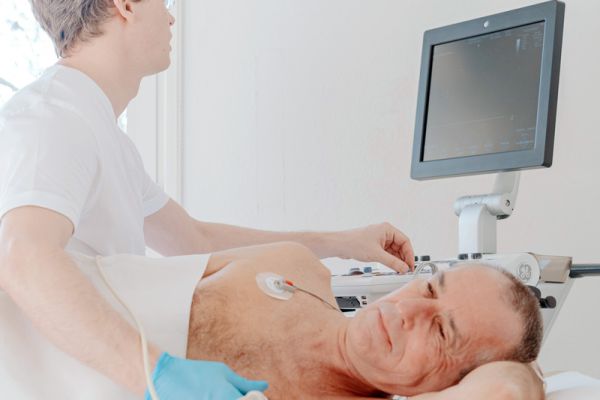 Arzt führt bei einem Patienten eine Ultraschalluntersuchung des Herzens in der Herzpraxis Magdeburg durch.